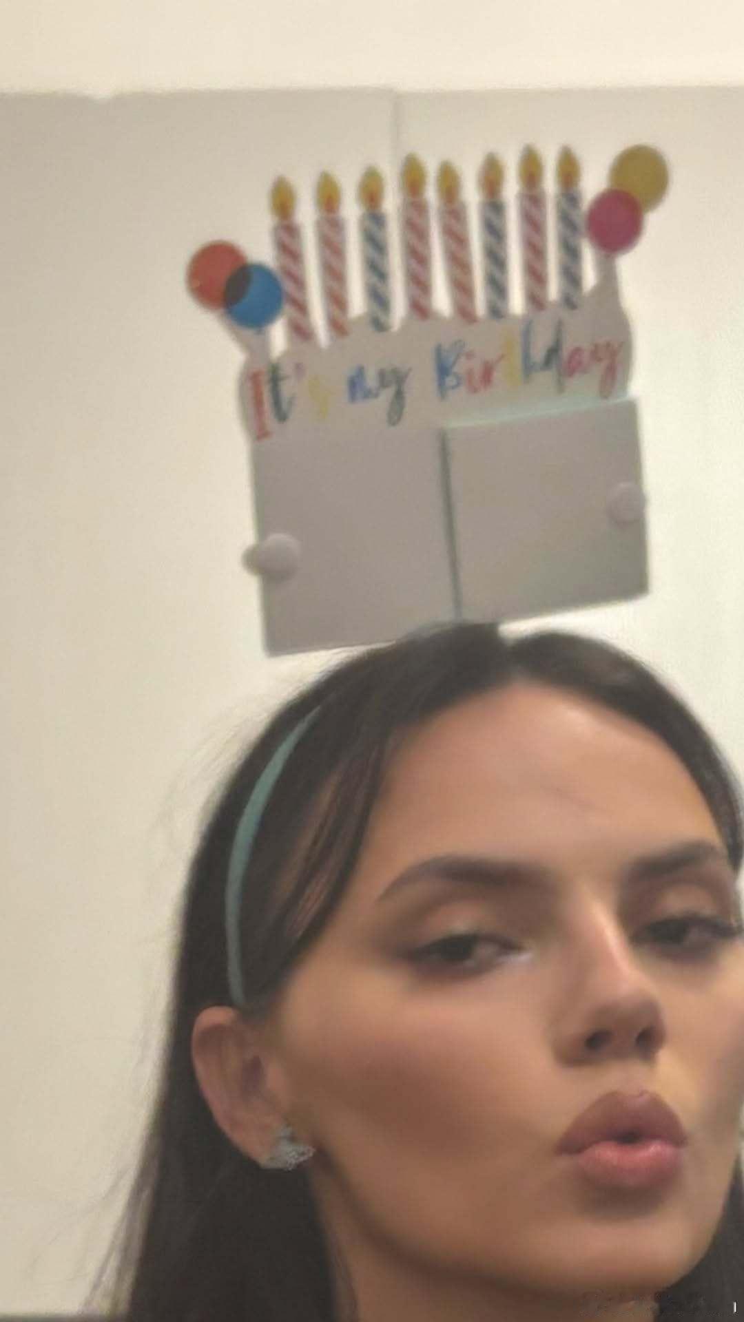 dafne keen达芙妮基恩晒出新照为自己庆生🎂小妮子21岁啦 