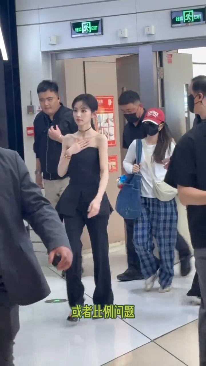 笑死，怪不得田西威没穿过紧身裤。每次参加活动不是穿裙子就是运动裤，其实并不是因为