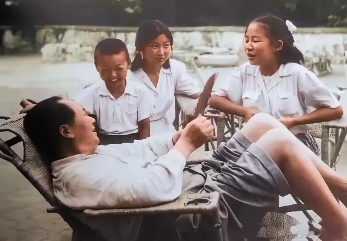 北京香山，伟人与孩子们在一起，温暖又温馨，其乐融融，合影留念，永恒的回忆！小利说