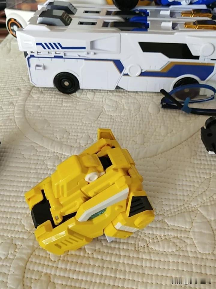 1. 千字头，木字腰，太阳出来从下照（打一字）

2. 一口吃掉多半截（打一字）