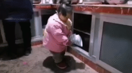 她居然可以摔这么多碗！我们小时候摔一个碗都要挨巴掌[泣不成声]