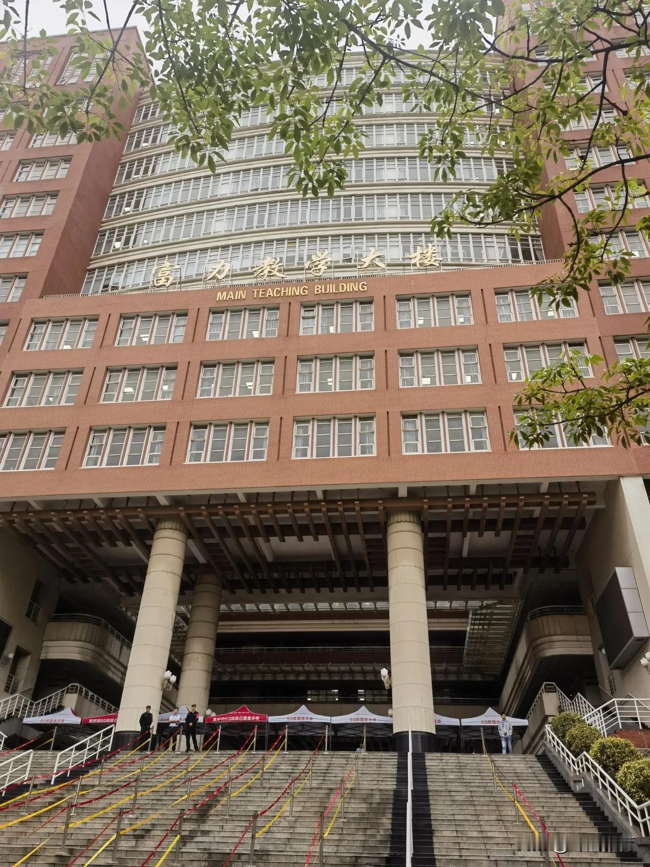 昨天晚上答辩搞到9:30，到家11:00，今天一早5:30起床，7点半到学校，现