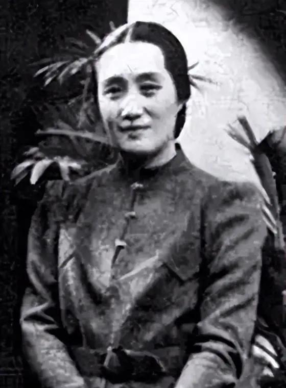 董竹君结婚后连生四女，怀第五胎时，她浑身浮肿，鞋都穿不进。丈夫一脸嫌弃道：“一看