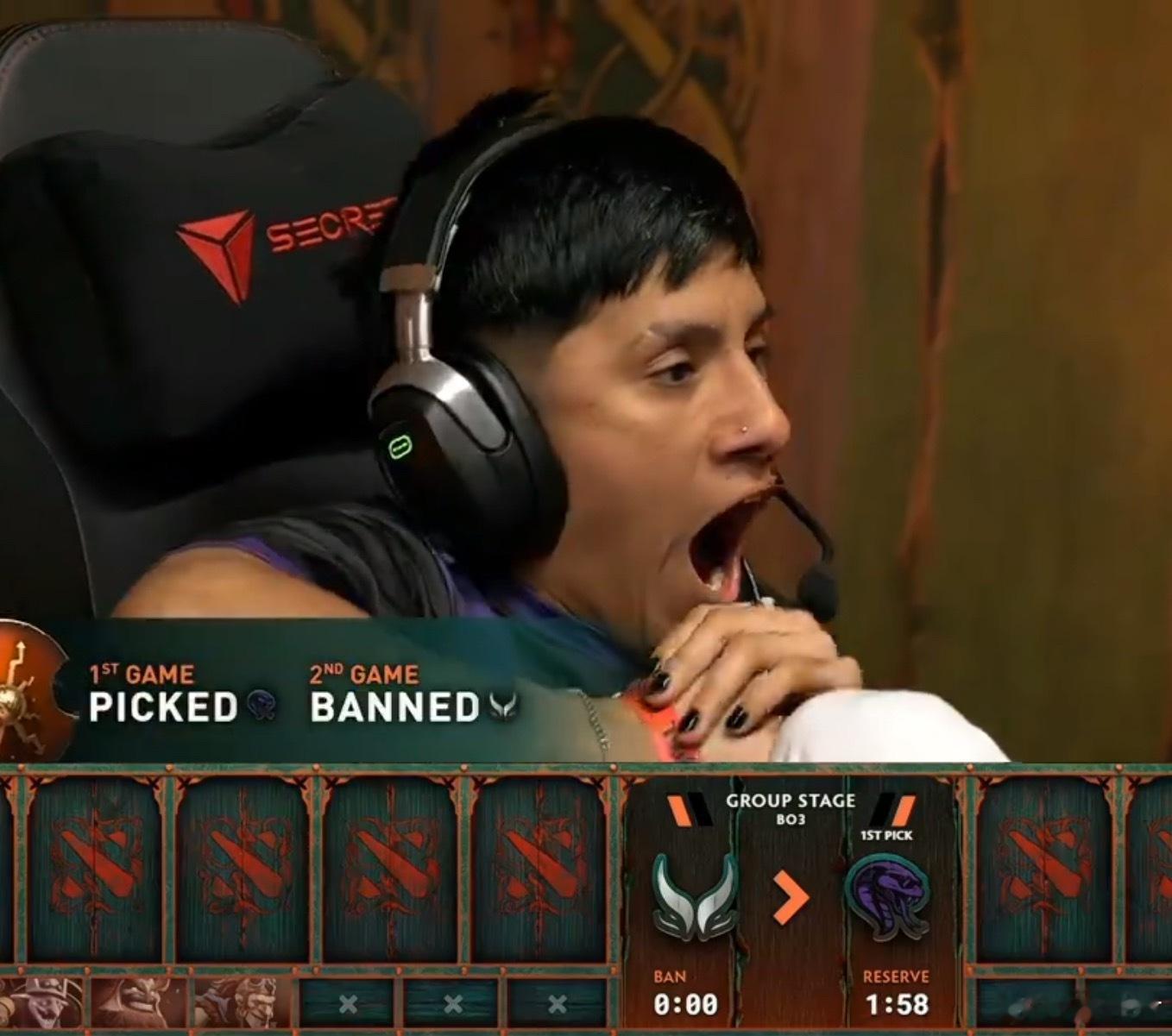 Jimpark性感黑指甲➕白袜，无敌了