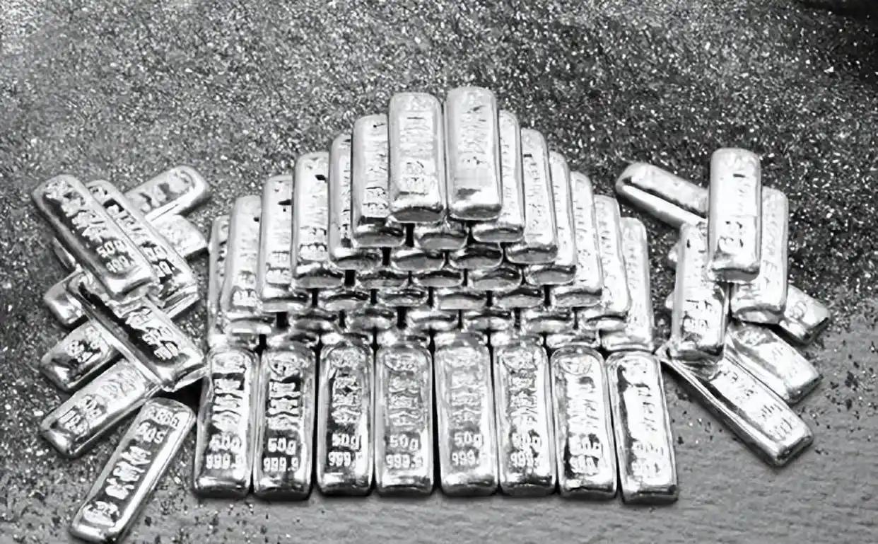 [浮云]从2026年1月1号开始，我国要对白银实施出口管制。目前我国白银的出口量