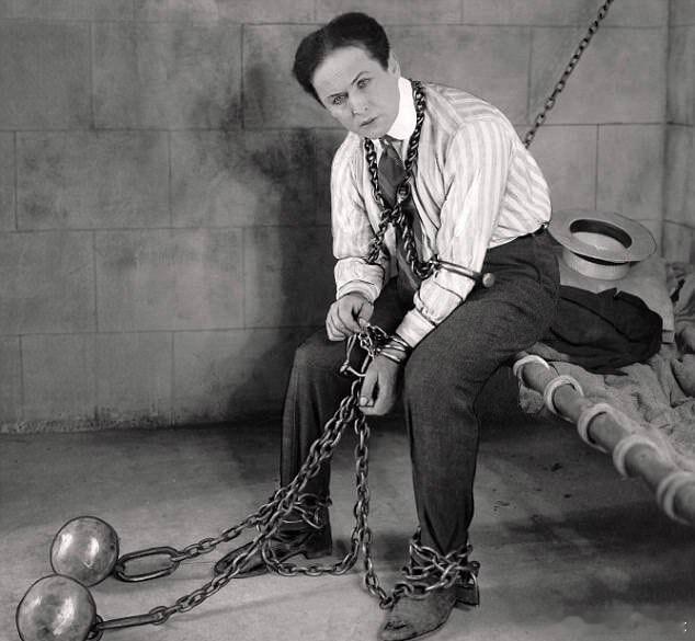 1904年，德累斯顿警方对哈里·胡迪尼的“逃脱大师”名号嗤之以鼻，坚信他靠的是机