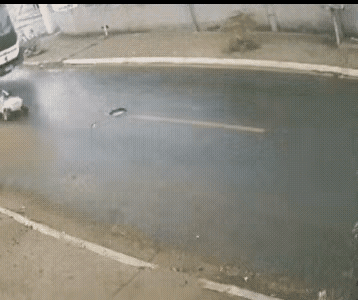 推着婴儿车，为什么要在机动车道上行走呢？看看这个画面，真是太危险了，多亏这台公交