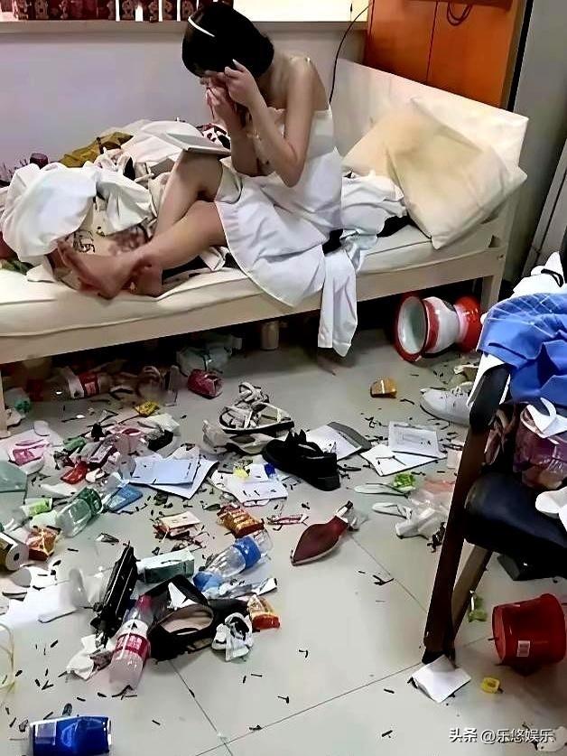 38岁的独身女性，她的住处像垃圾场，几乎无处下脚，
甚至有人调侃，连老鼠进去都会