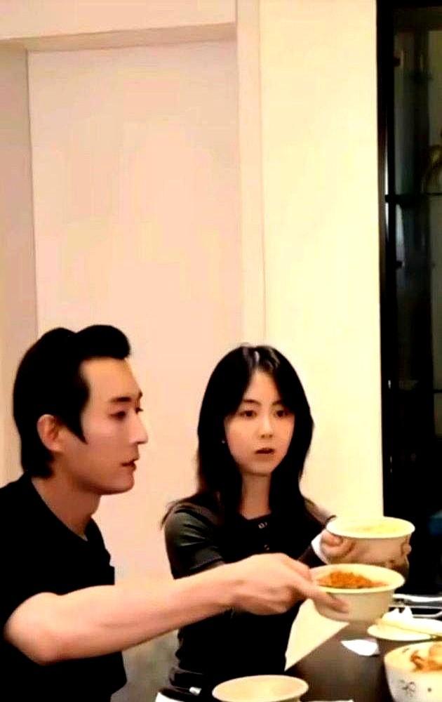 新剧预约刚破三百万，男女主竟然集体消失了。

放着破纪录的流量不割，刘学义和谭松