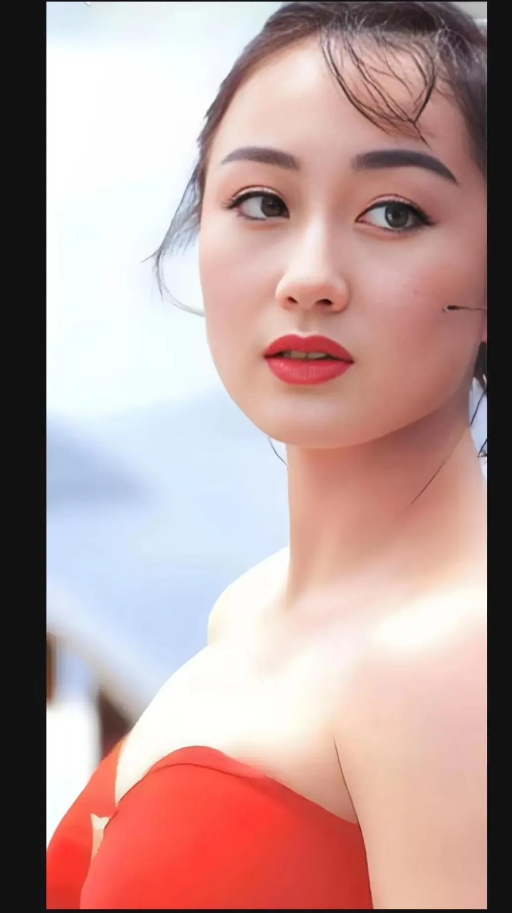 利智当年是真红，为何和李连杰结婚后隐退20多年？听我分析。

亚洲小姐冠军，身材