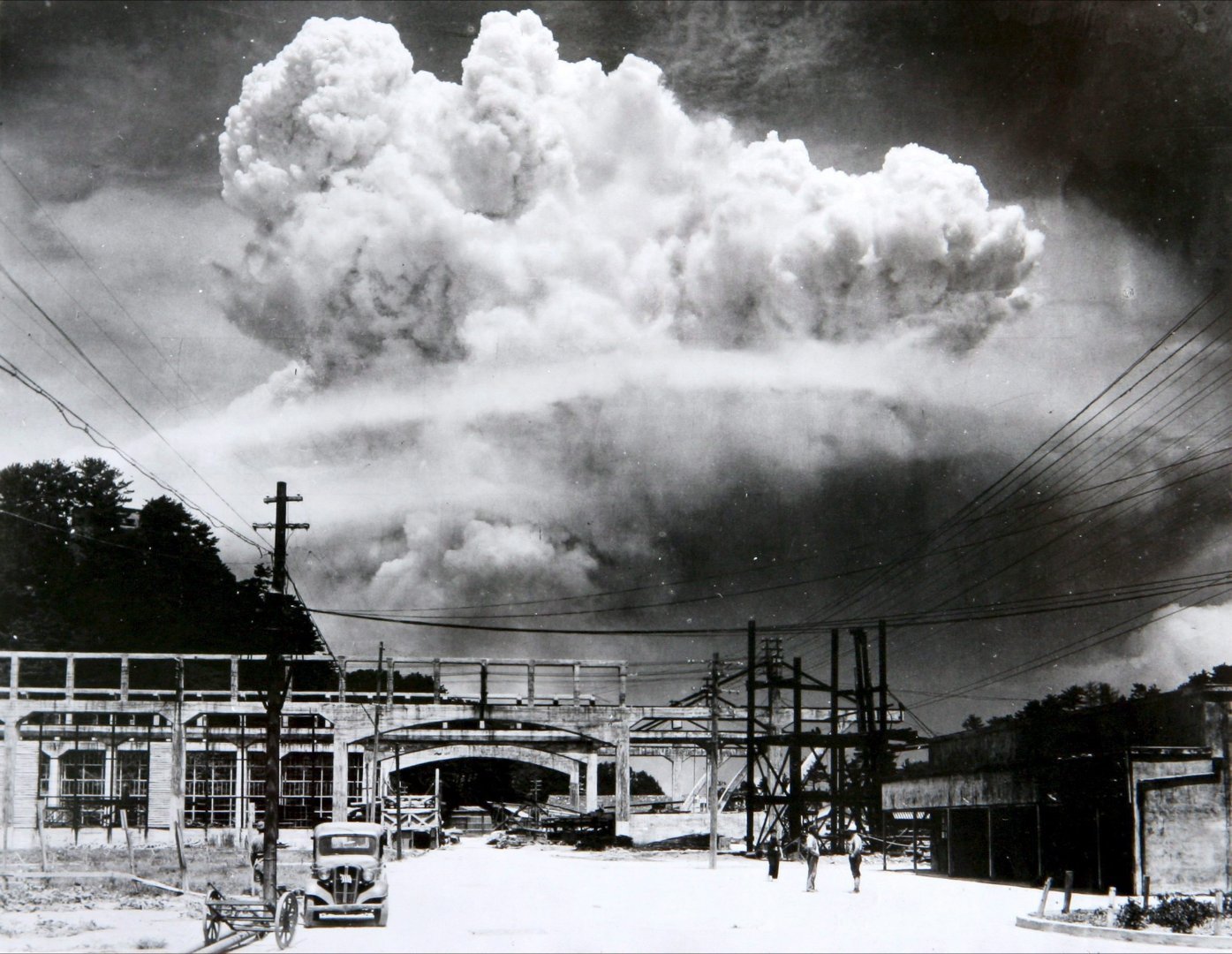 飞扬军事1945年8月9日，日本长崎市天气预报，多云渐晴，局地有短时大风等强对流