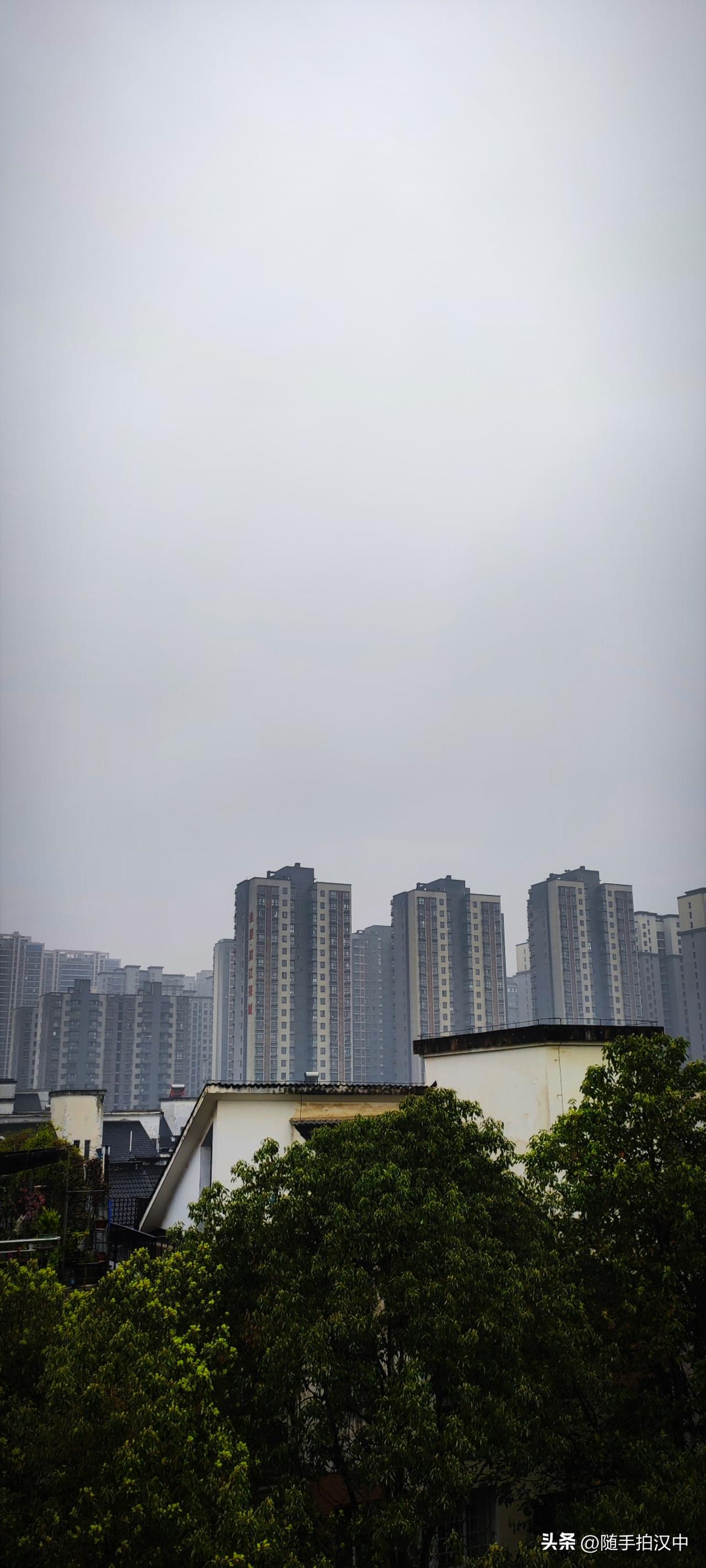 春日生活打卡季春日的雨水还是很舒服的，没了晴日的燥热，一丝丝清冷，褪去冬装的臃肿
