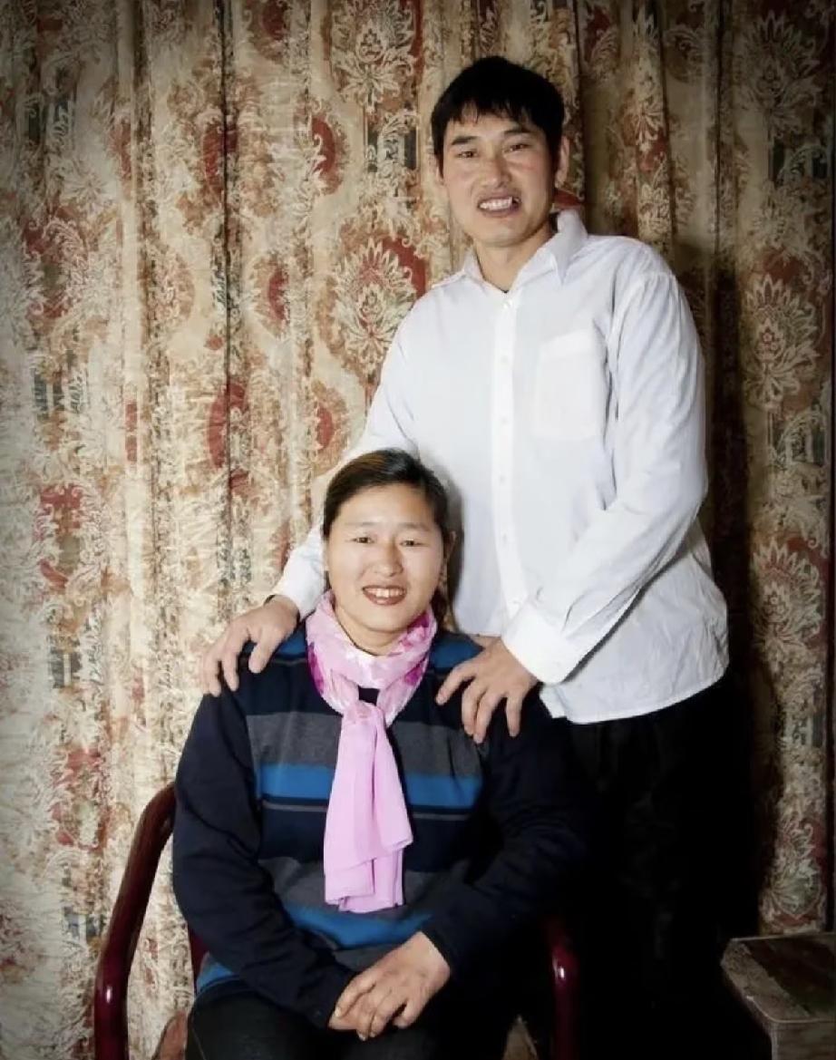 大衣哥朱之文的妻子是位朴实的农妇，一脸的旺夫相，打扮起来也挺好看的，被说成像某位