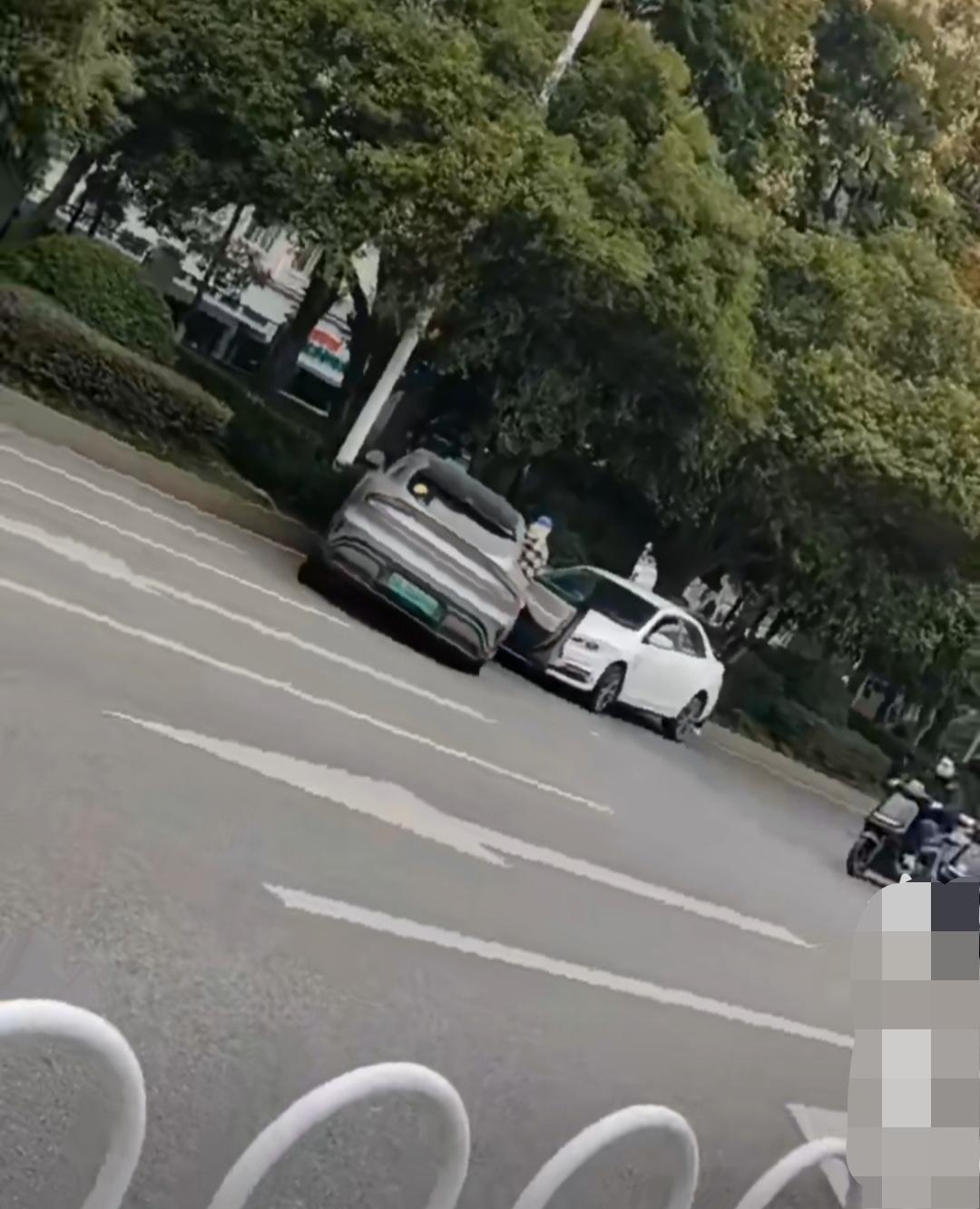 黄毛+年轻女生+某米电车，真的是buff叠满，怪不得连专业说车博主都要发出感叹: