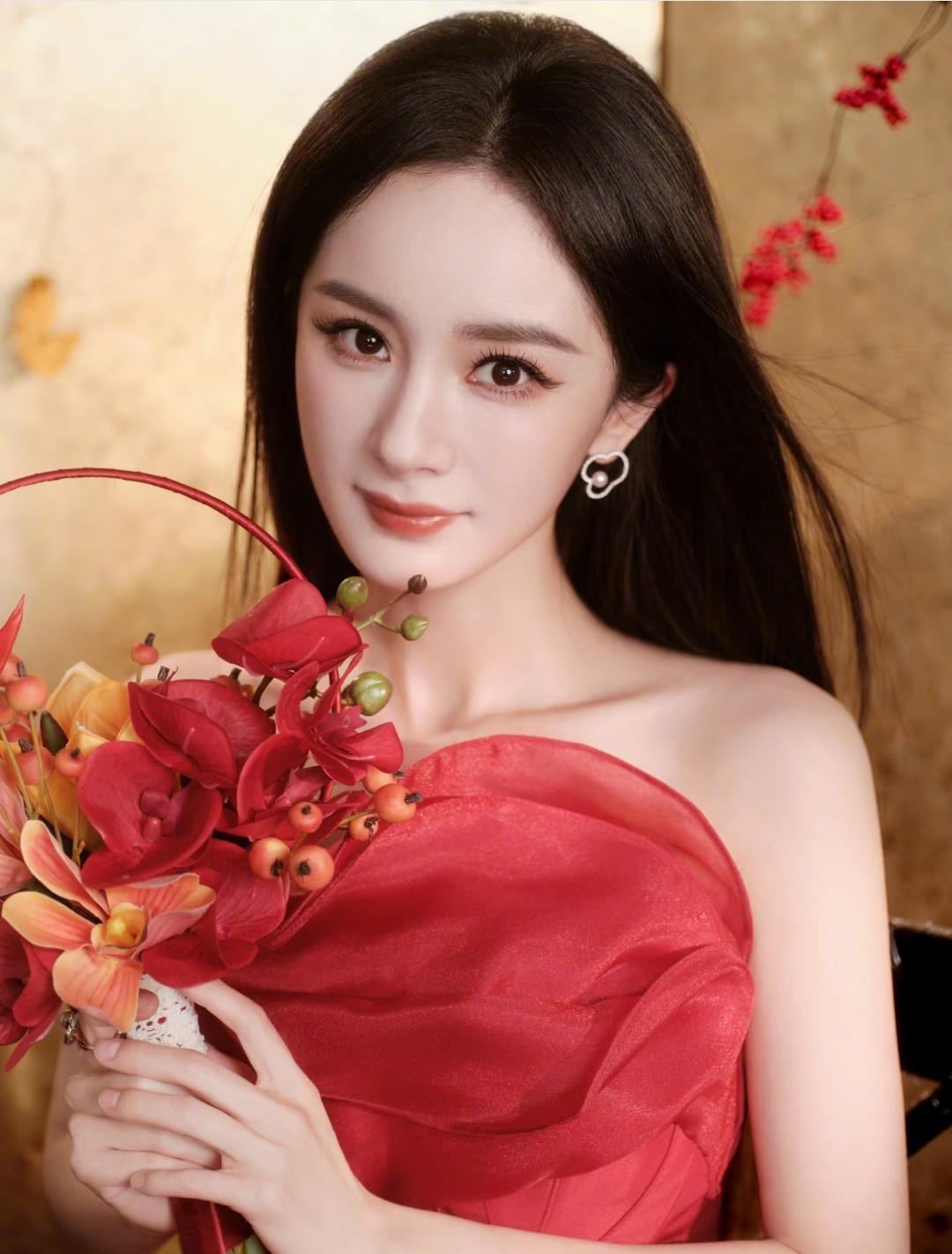 杨幂一段很飒的话：

“不管被骂还是被夸，

我都

不会在意别人怎么评价我了”