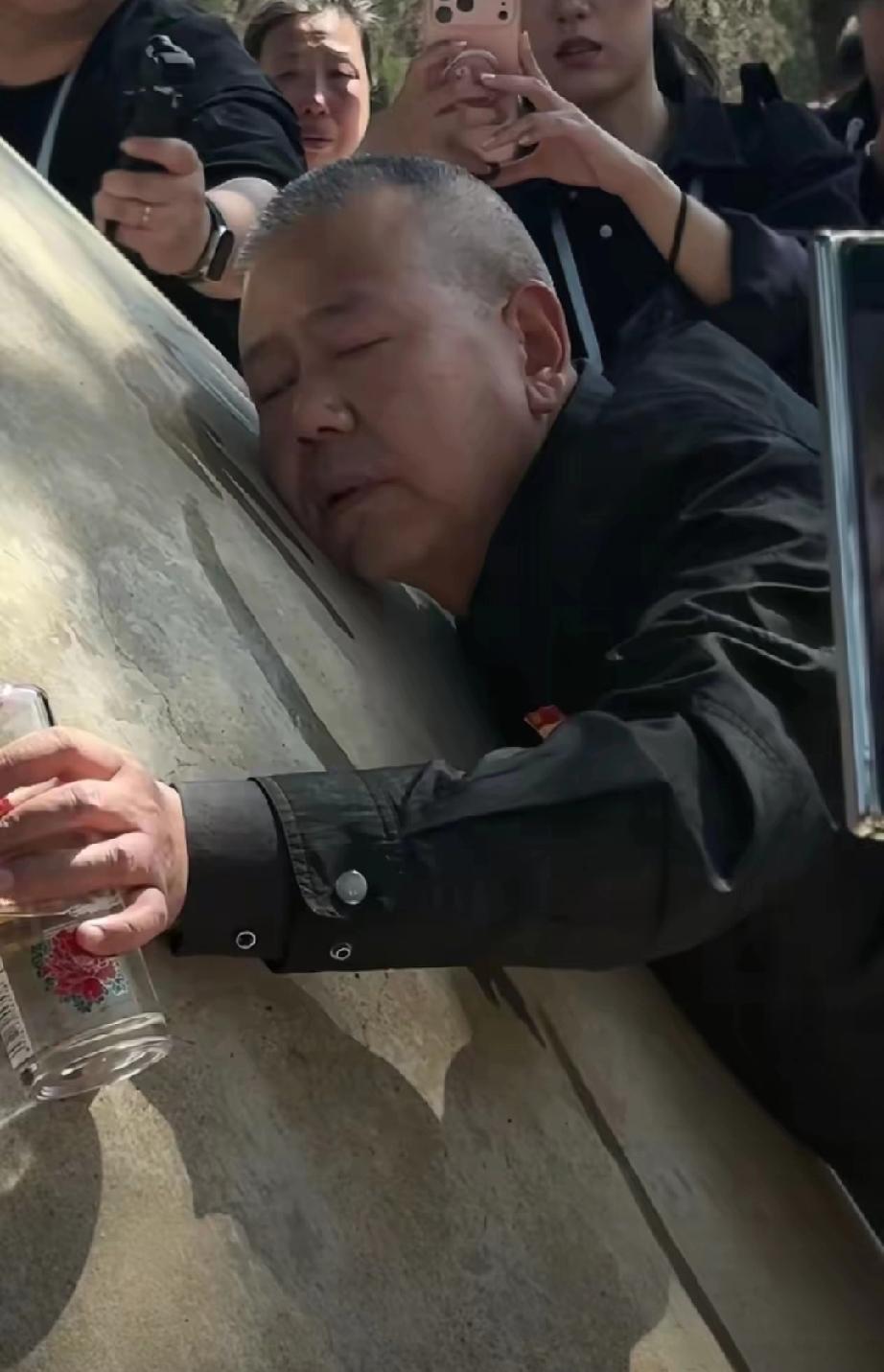抗美援朝烈士陵园里，一名男子将脸贴在一块墓碑上，说出的一句话，让人听着瞬间泪目了