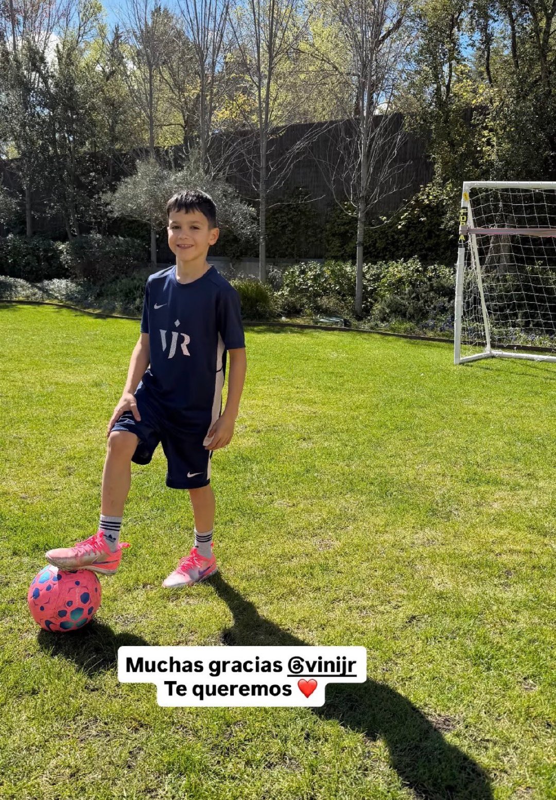 威尼修斯送给了巴斯克斯的儿子一套签名款球衣、球鞋和足球。巴斯克斯：“非常感谢威尼