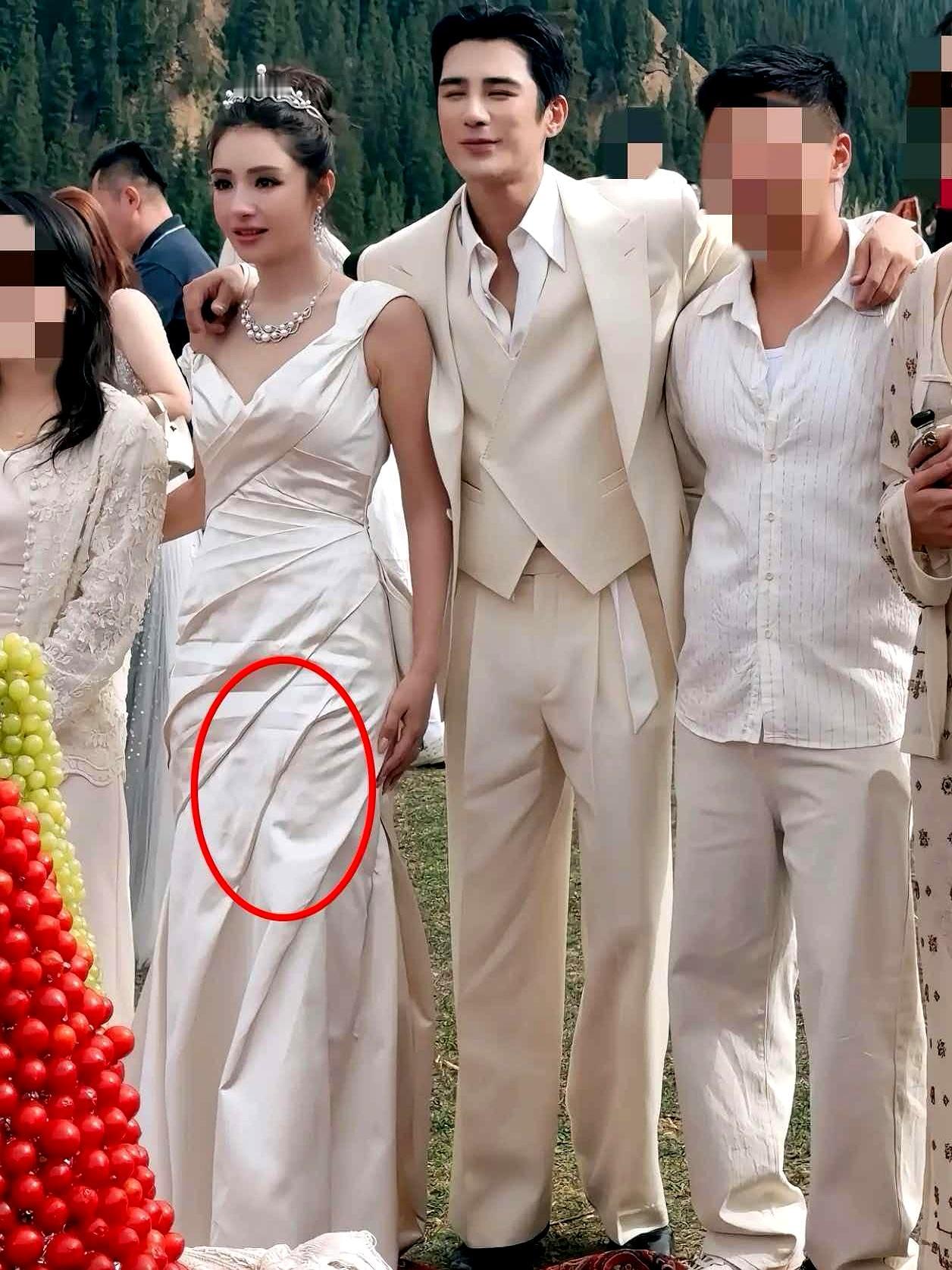 你敢信？麦迪娜婚礼上那身婚纱，皱得能夹住一只小蚂蚁！
真·“褶”里藏乾坤，连镜头