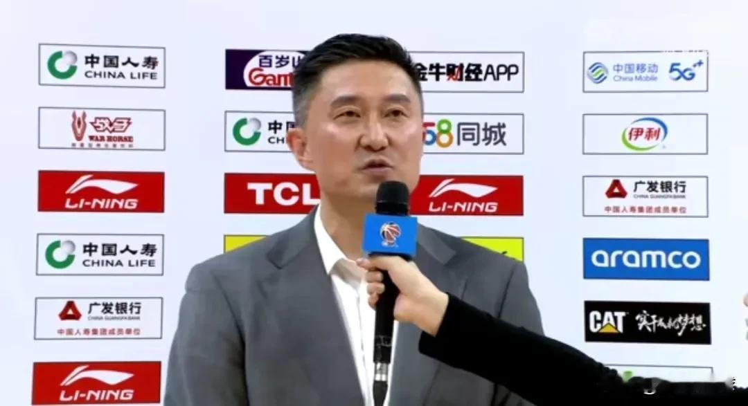 杜锋赛后采访时提到了周琦和赵睿，这个有点让人听不懂，赵睿不离队的话，哪有周琦的到