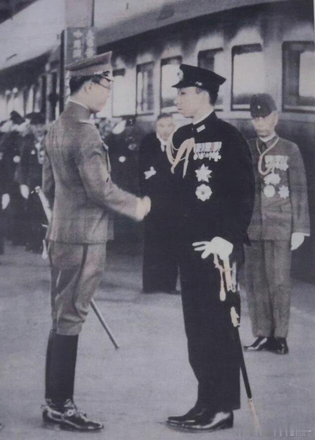1942年溥仪在伪满洲国新京（长春）火车站迎接日本高松宫宣仁亲王的一张照片，此次