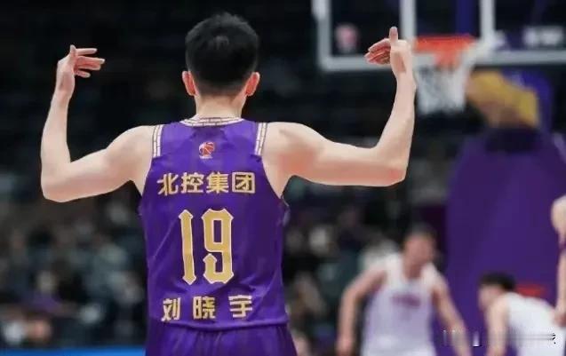 今晚北控男篮客场126-92大胜宁波男篮的比赛中，35岁的北控老将刘晓宇本赛季第