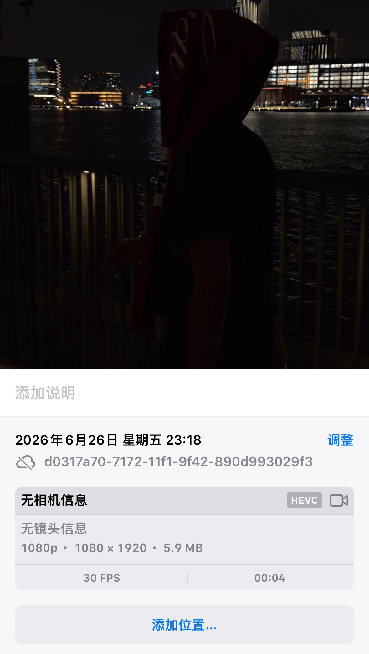 可他真的是即拍即发怎么办真的是实时报备边溜达边跟我们说话 那不就是一起散步。 