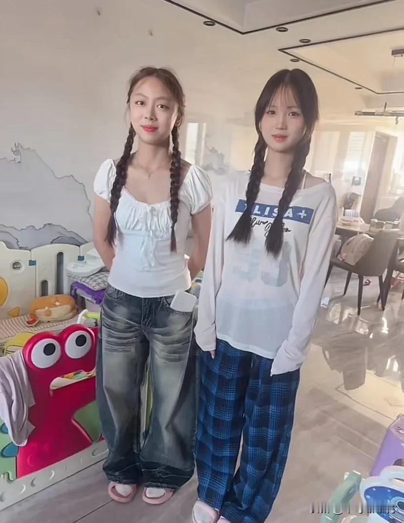 实话实说，右边的女生比左边的女生漂亮，不接受反驳！