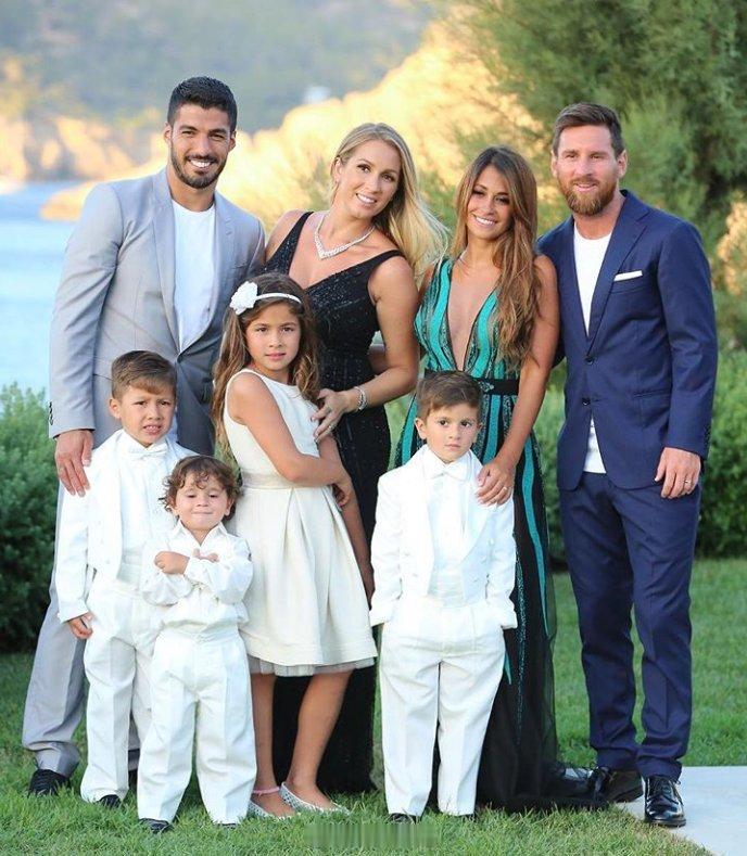 梅西🇦🇷和他的家人已经抵达乌拉圭🇺🇾，今天他们将参加路易斯·苏亚雷斯的女