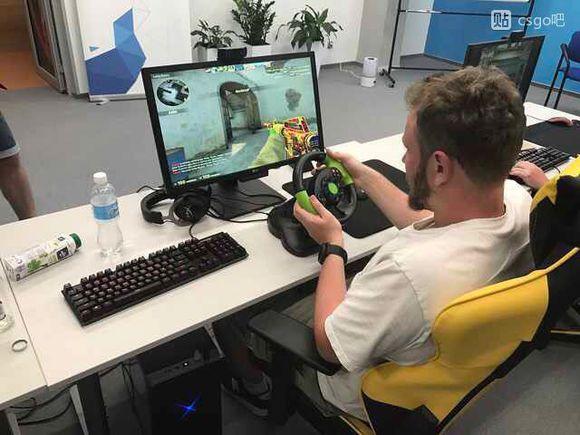 你永远都不知道你CS:GO队友在拿什么玩游戏~