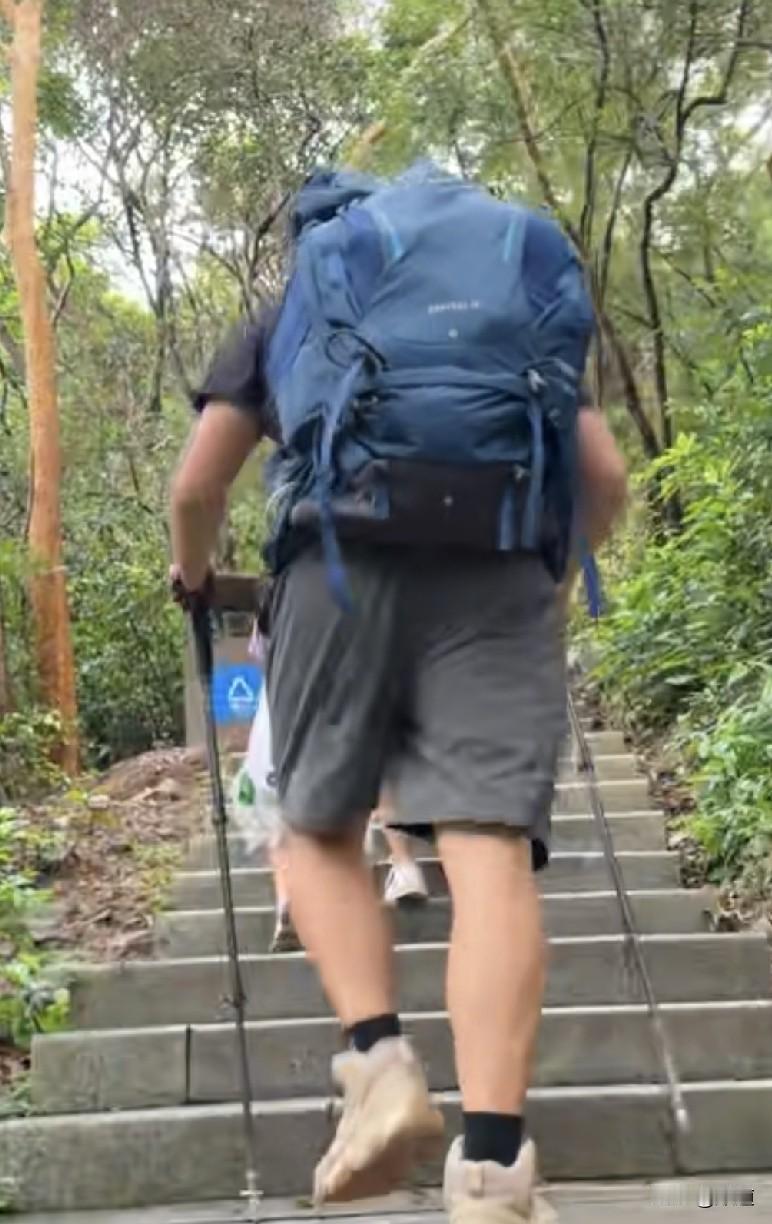 哈哈，有的人真是太聪明了，一位徒步登山的博主，发现梧桐山没有卖西瓜的。
于是他去