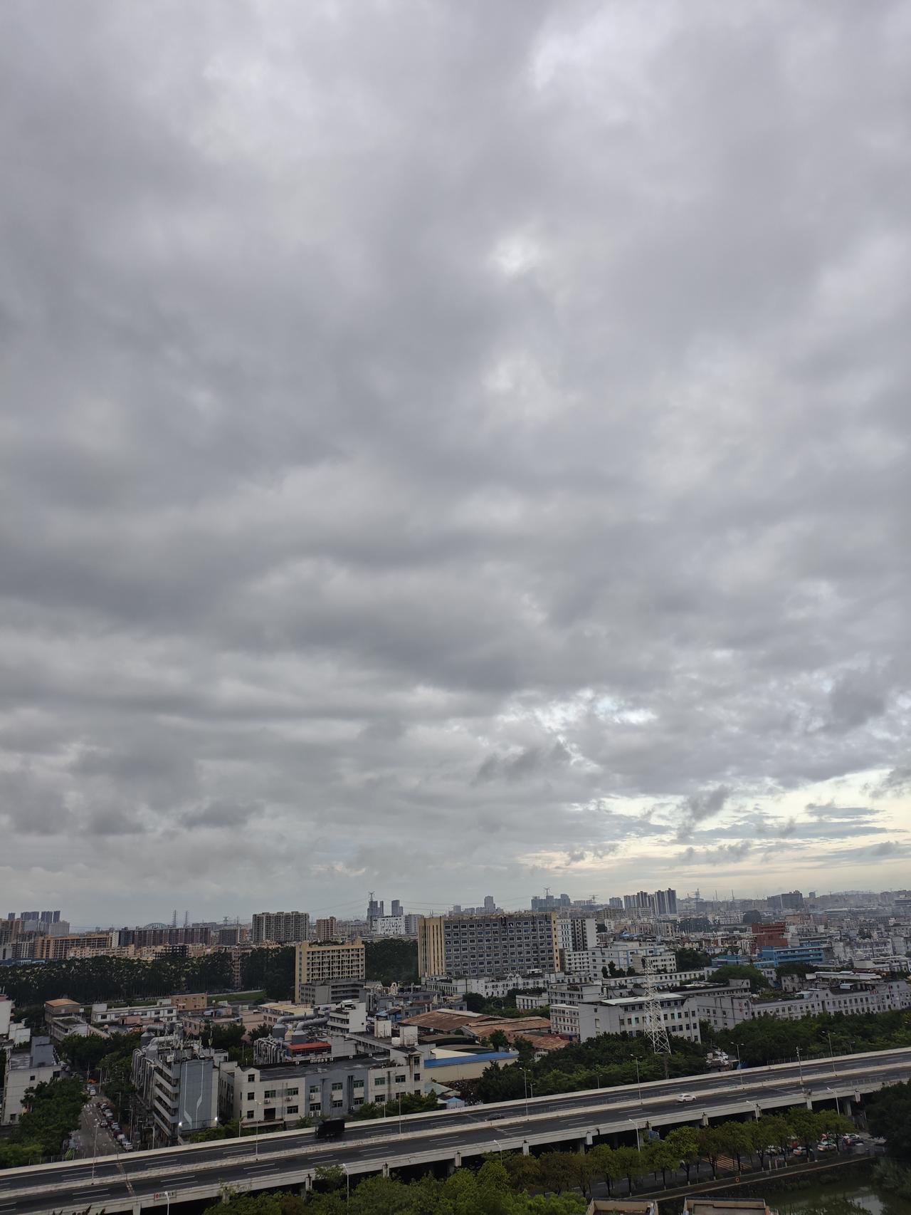 晒晒深圳的天空深圳今天又是下雨的一天，而且今天有大暴雨，刚拍到的天空是这样的，现
