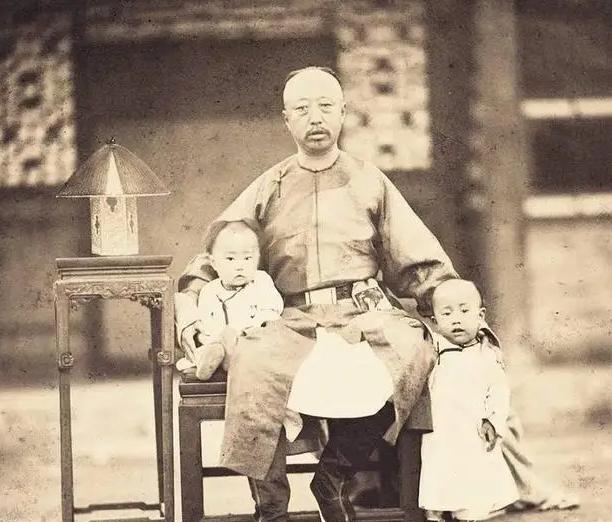 1950年，28岁就退休在家的清朝摄政王载沣，晚年以90万斤小米的价格卖掉了曾经