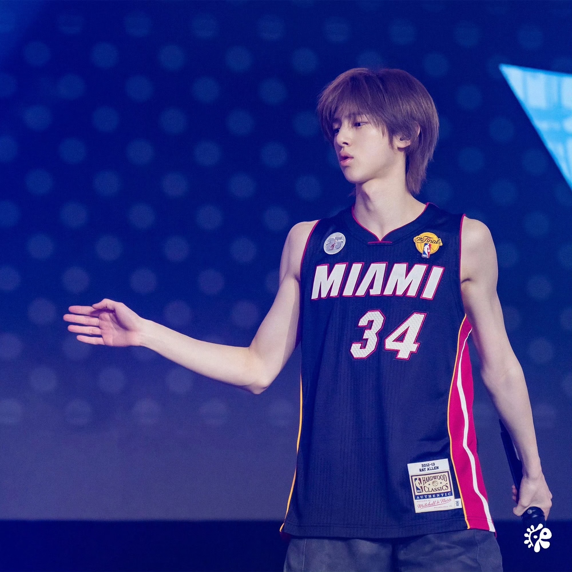 金主训身着迈阿密球队球衣，仅凭几张侧拍图又轻松帅上世趋📊 