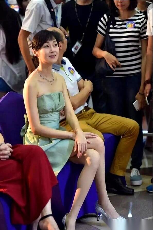 55岁万绮雯的近照刷出来，我第一反应是去翻日历，生怕是谁拿十几年前的老照片糊弄人