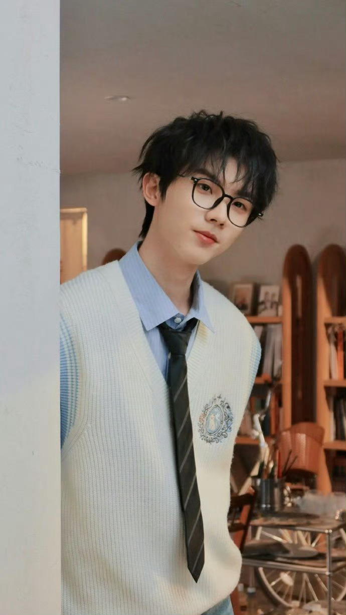 马嘉祺黑框眼镜温柔学长马嘉祺小卷毛学院风 马嘉祺黑框眼镜温柔学长，谁来懂一下这个