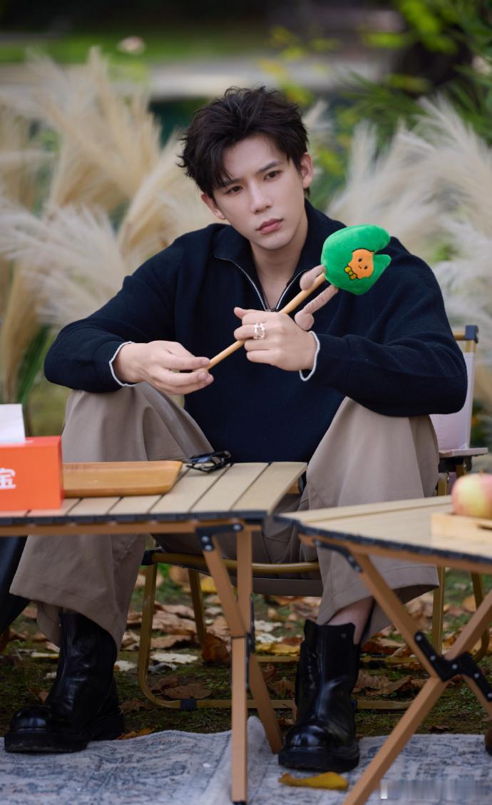 王安宇一个人跳出了群魔乱舞的感觉谁看《现在就出发3》王安宇跳舞不笑疯！王安宇一个