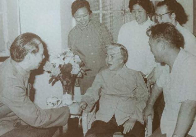 1978年，王美英让人买漂白粉洗衣服，贺子珍看到后情绪激动，呼喊大家快来帮忙
1