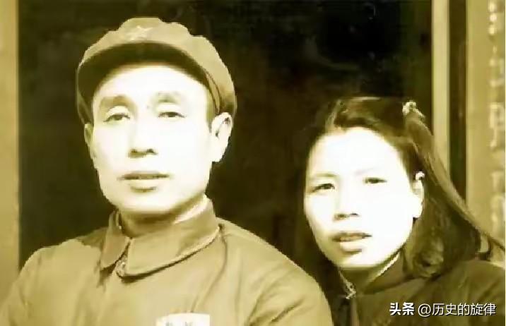 1979年开国少将平反后索要工资，司令员当众嘲讽，他转身走进邮电所全场沉默
 