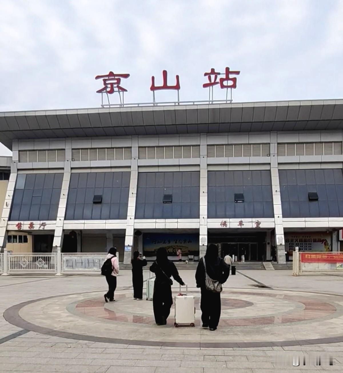 从京山坐绿皮车去武汉看“汉马”
3月21日，京山站这趟18:20开往武昌的K80