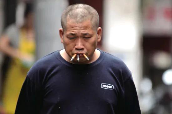 你们见过烟瘾最大的人一天抽多少烟？前几天我遇到我一初中同学，十几年没见了，见面烟