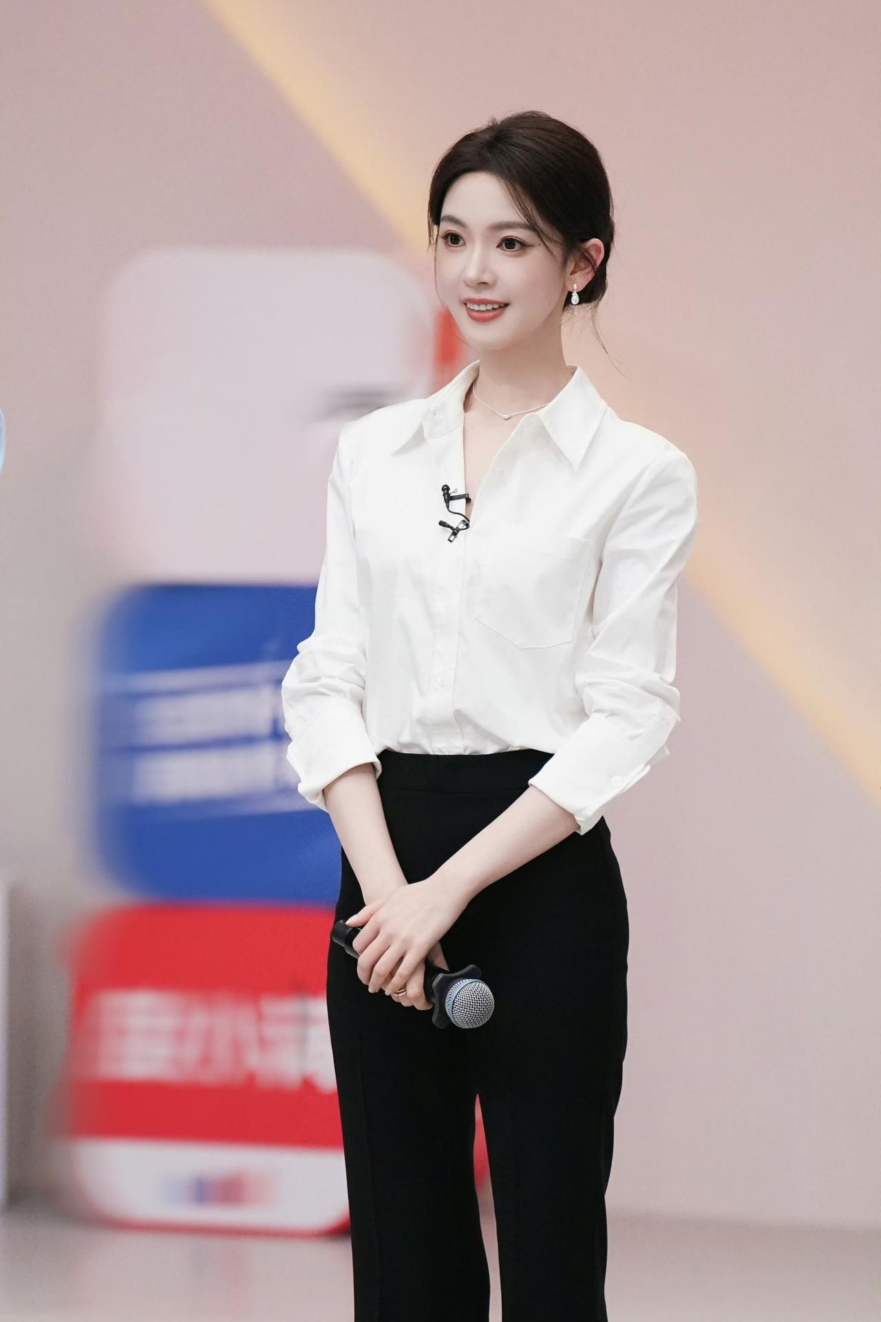 陈瑶的这身干练造型太nice了，白衬衫黑西裤穿在身上，清爽又干练，女总裁气场全开