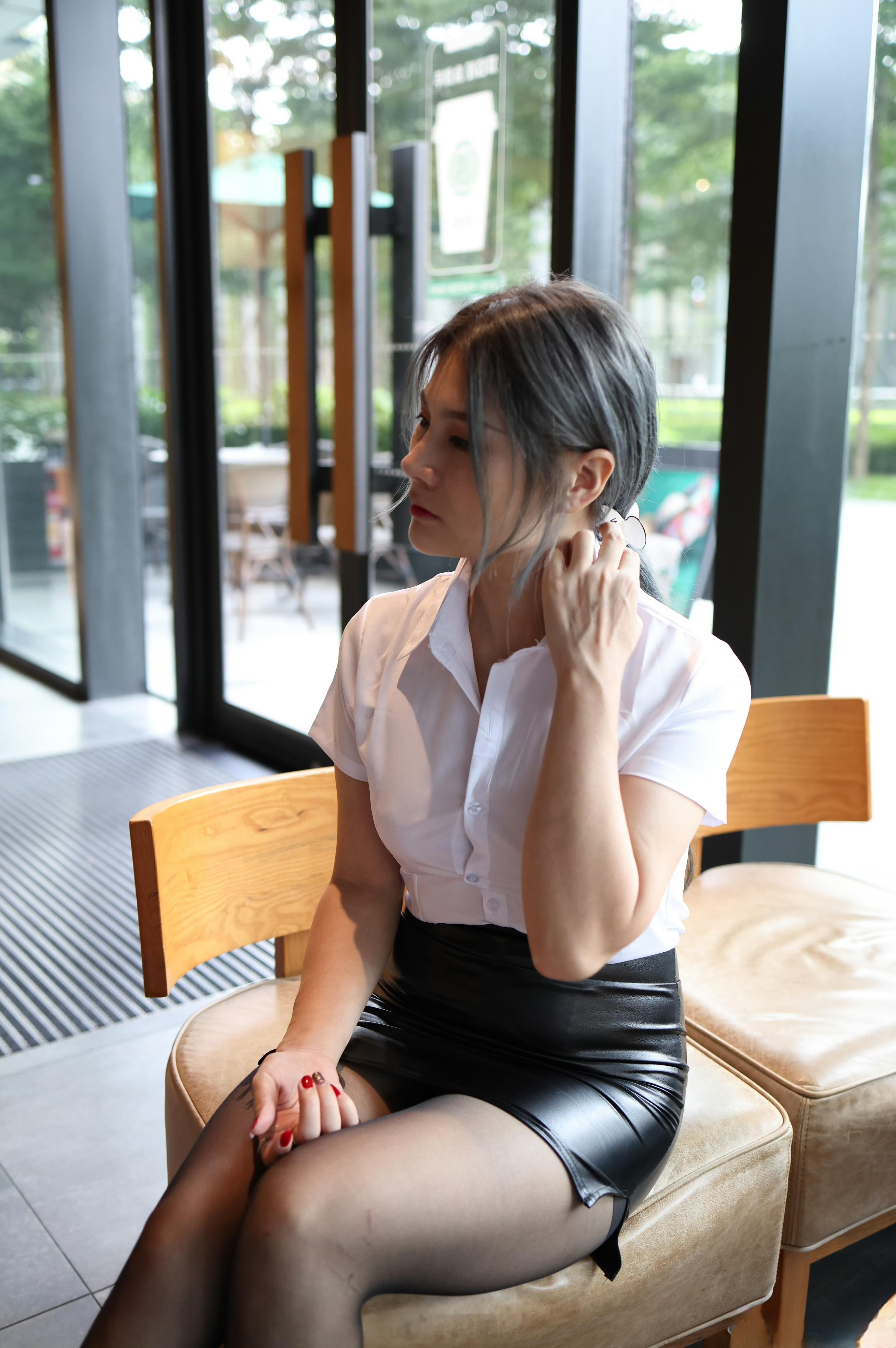 街边的咖啡馆休息的小姐姐 ​​​
