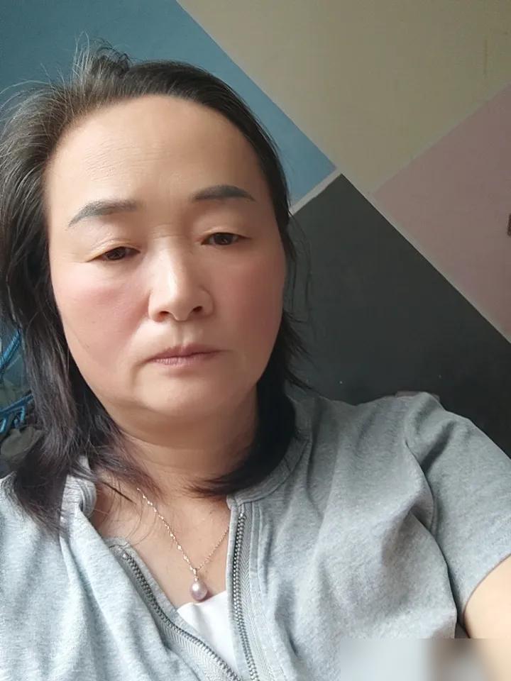 我今年54岁，每天的生活就我一个人，一个人吃饭，一个人买菜，一个人逛街，一个人睡