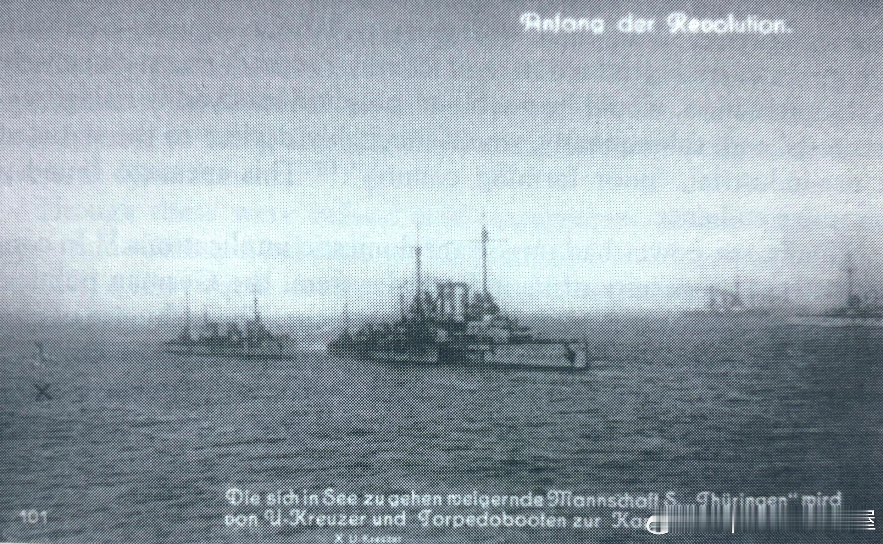 1918年10月30日德国海军1艘鱼雷艇和潜艇U-135（标记X，很难看见）迫使