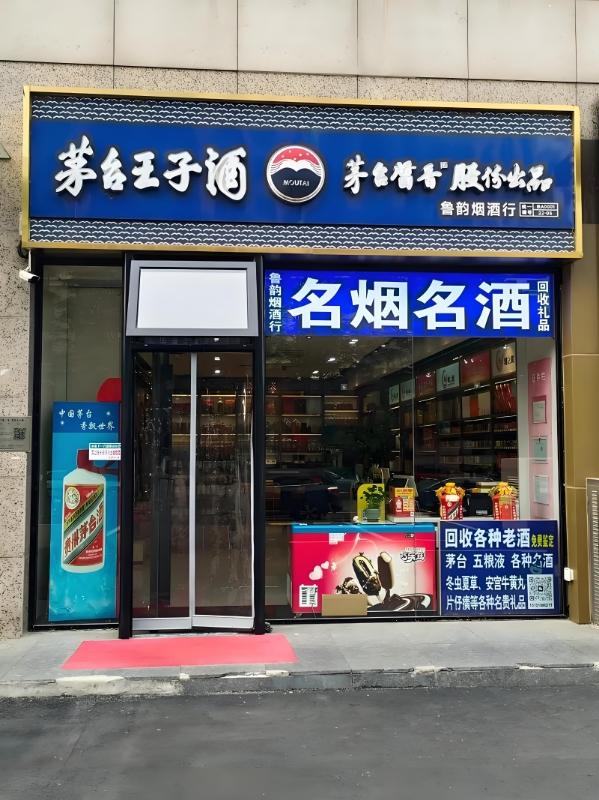 我们发现：现在有钱人不抽烟了，有权人也不抽烟了，知识层次高的更不抽烟了。
一句话