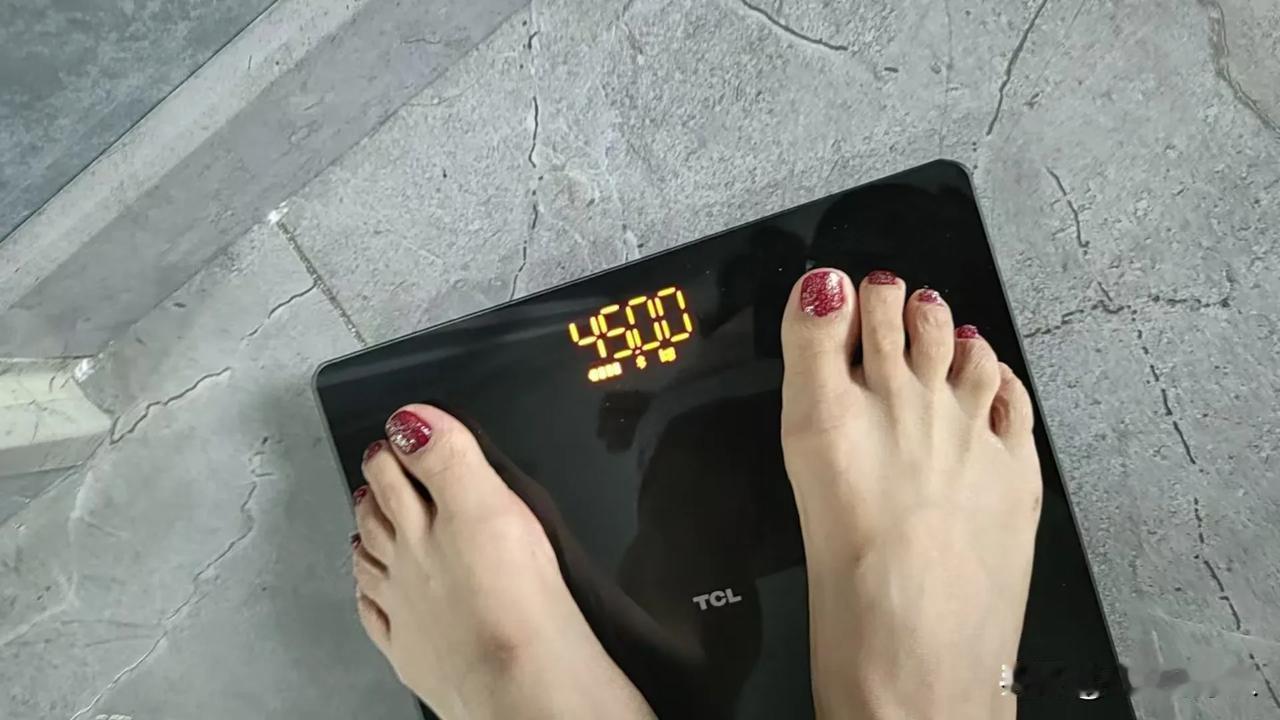 终于减下去了。不容易啊！还是晚上不吃饭掉秤快。这才20天已经掉了5斤了。刚开始晚