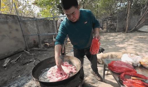 有些人家养的狗和猪比我伙食好，一点不夸张！就拿豫西小丁养的那些狗来说吧，今天看到