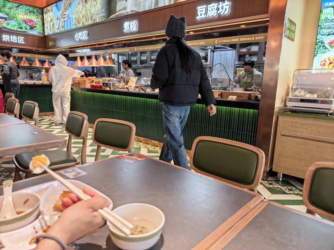 做生意真是有个本事，有的店就生意兴隆，有的店就门可罗雀。
哪一行都是这样，不是每