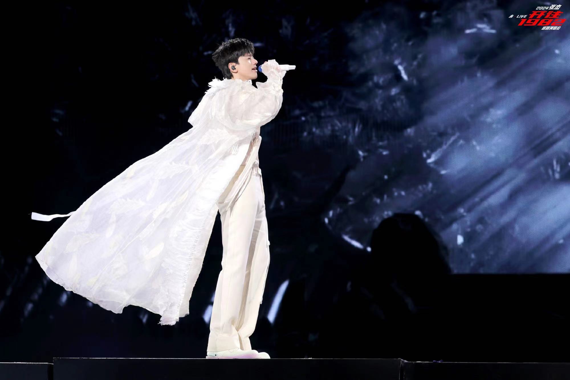 #张杰太原演唱会舞台照##张杰工作室文笔#张杰工作室文笔，挺好 ​​​