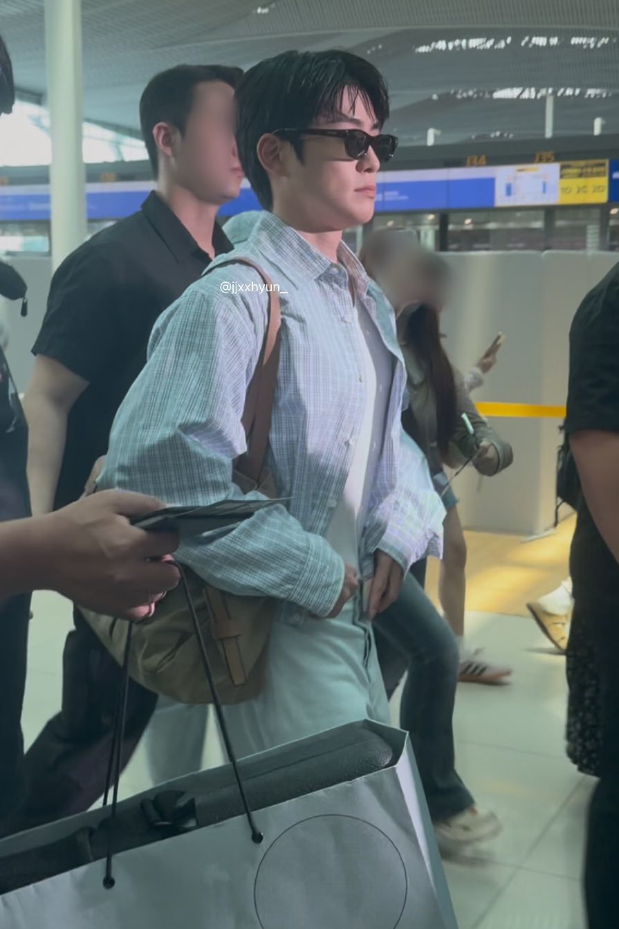 260619 ICN出发生图🫰🏻🫰🏻🫰🏻郑在玹prada全球品牌代言